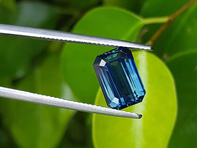 Sparkling blue loose sapphire