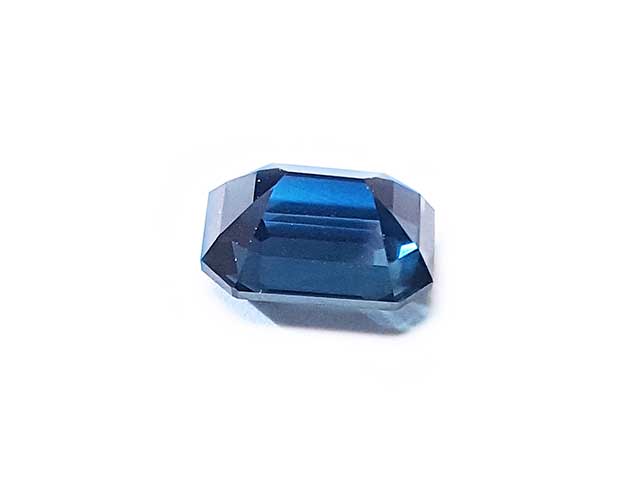 Loose blue sapphire in USA