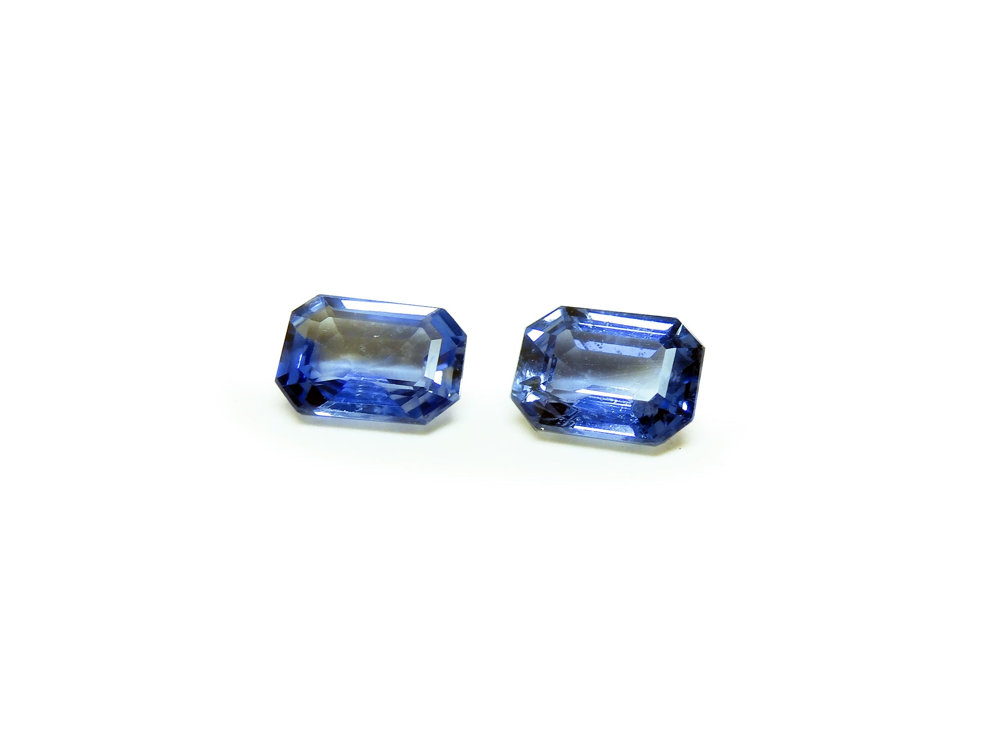 Loose blue sapphires for earrings