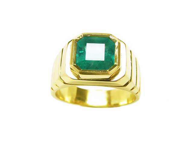 Green very emerald ring