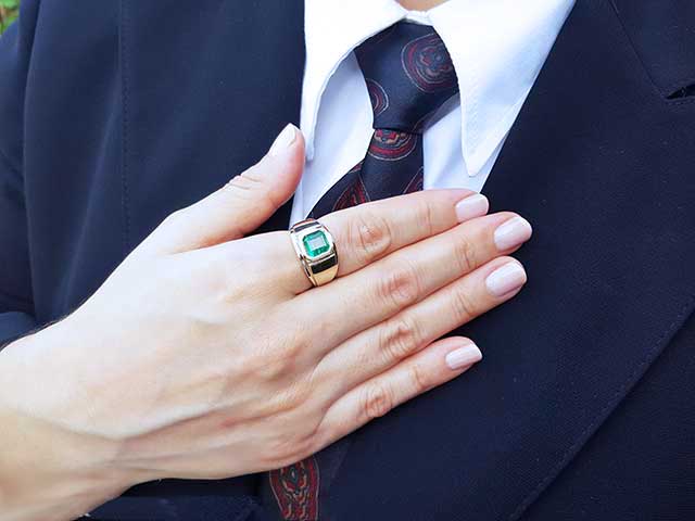 Solitaire men&#39;s emerald ring