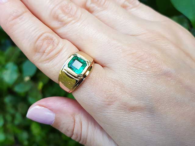 emerald men&#39;s ring in gold