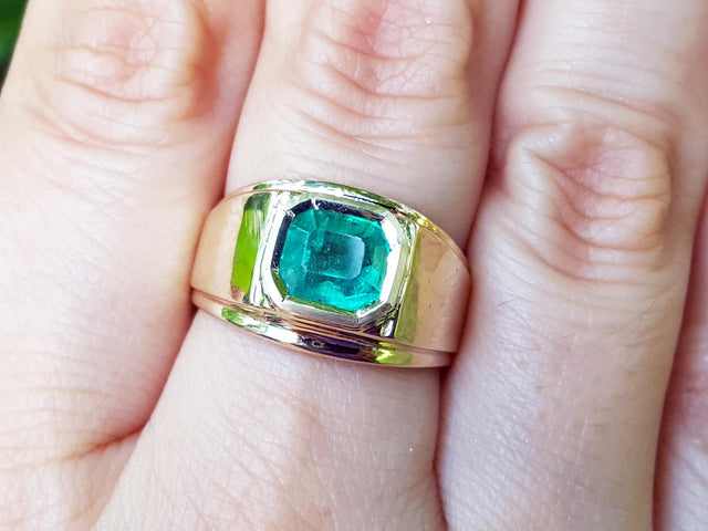 emerald men&#39;s ring in gold