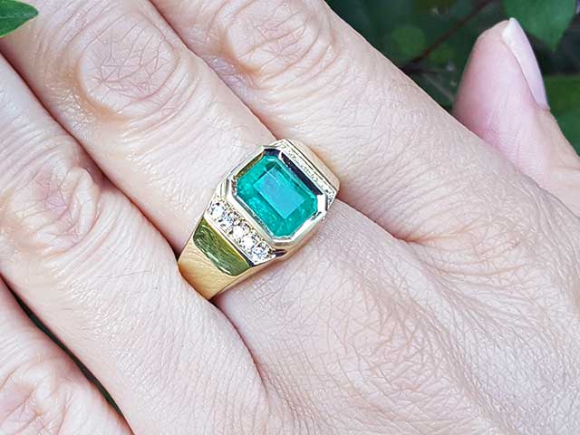 Solid gold ring with emerald