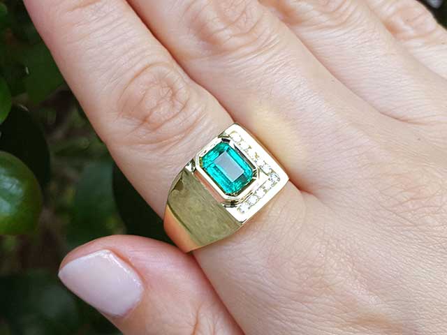 Men’s 18k gold emerald ring