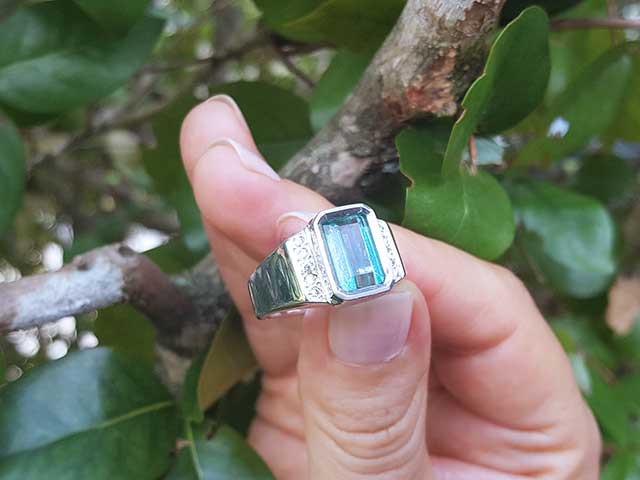 Colombian emerald men ring