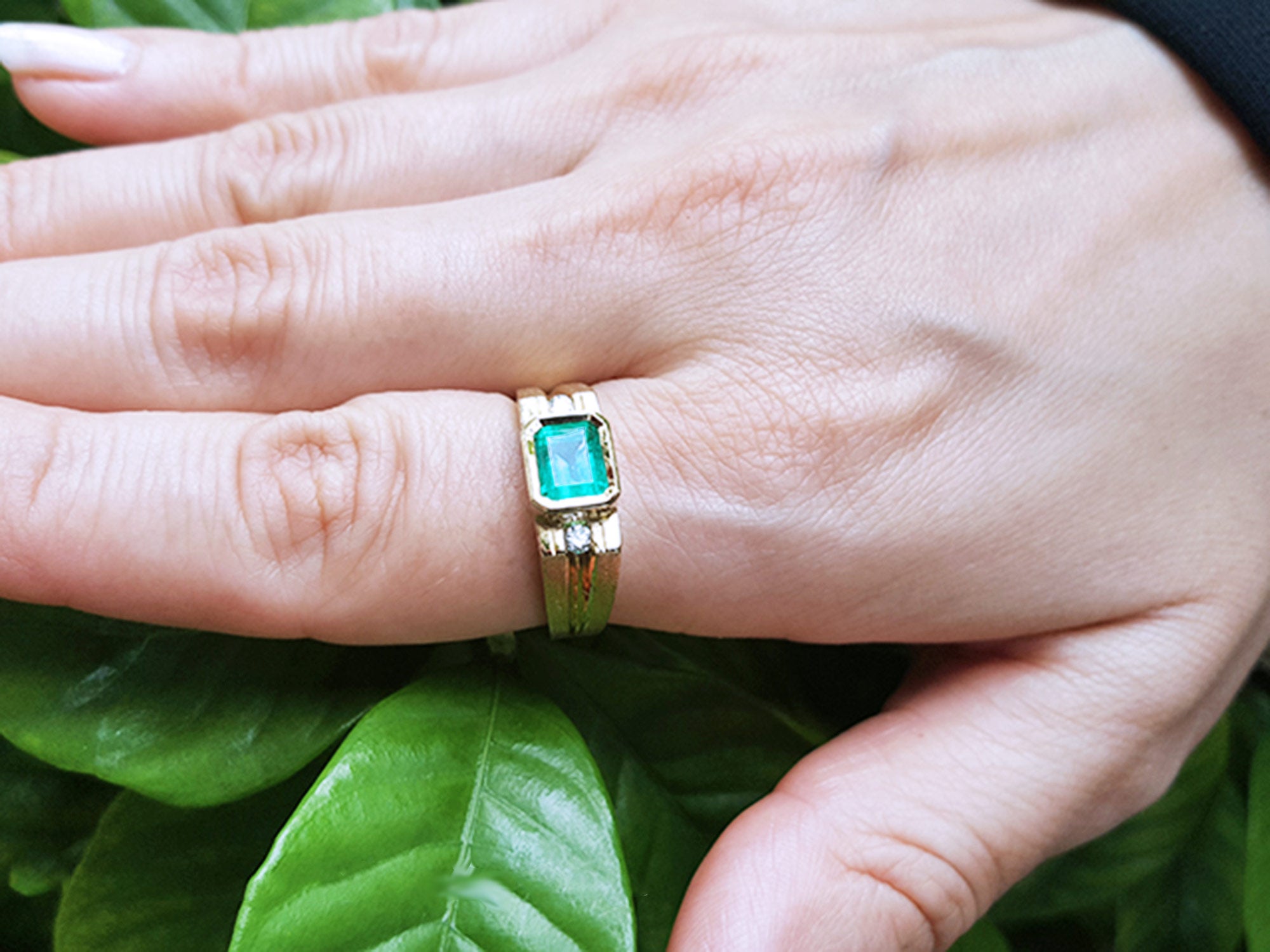 Men&#39;s 14k yellow gold ring with emerald