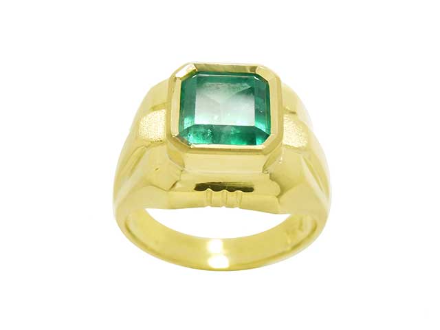 Solid yellow gold ring with emerald