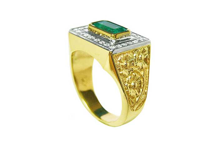 Solid yellow gold ring with emerald