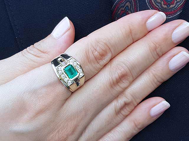 Men’s emerald and gold ring