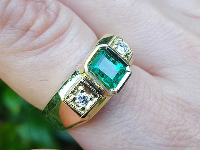 Emerald bezel set men&#39;s ring
