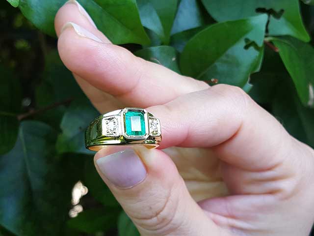 Solid yellow gold ring with emerald