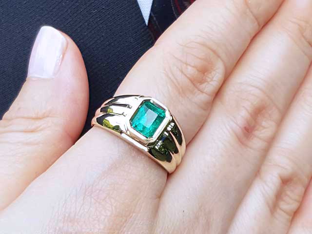 Men’s emerald and gold ring