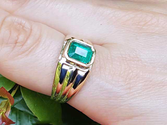 Solid yellow gold ring with emerald