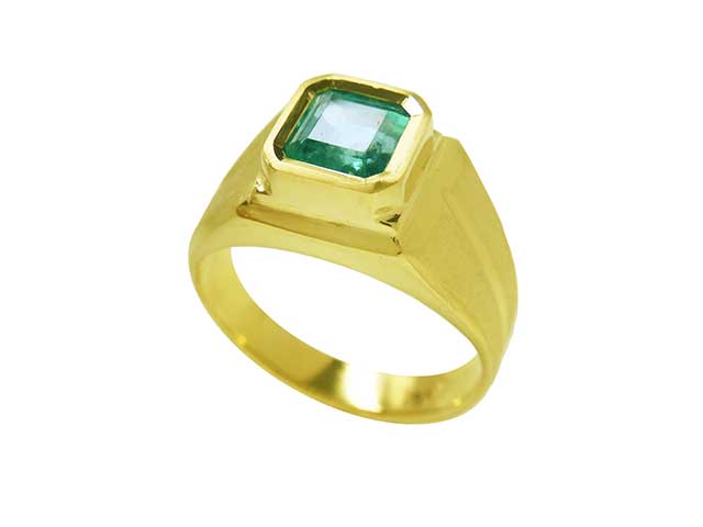 Emerald pinky ring for man in solid gold