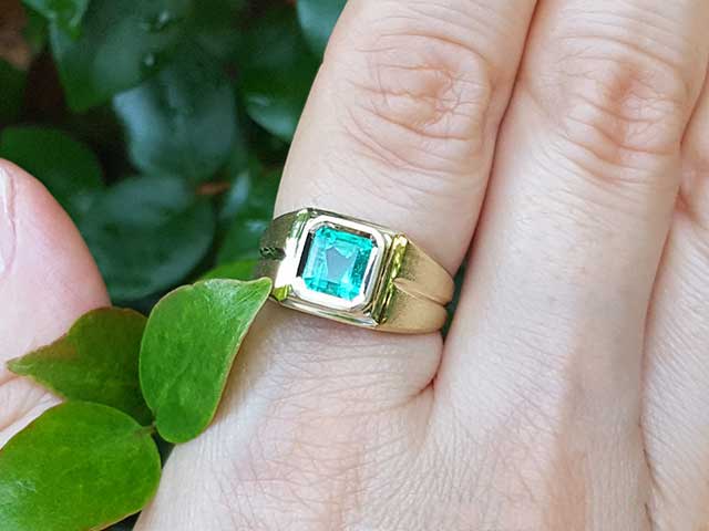 Aana Gold Plated Geometric Design Green Color Finger Ring