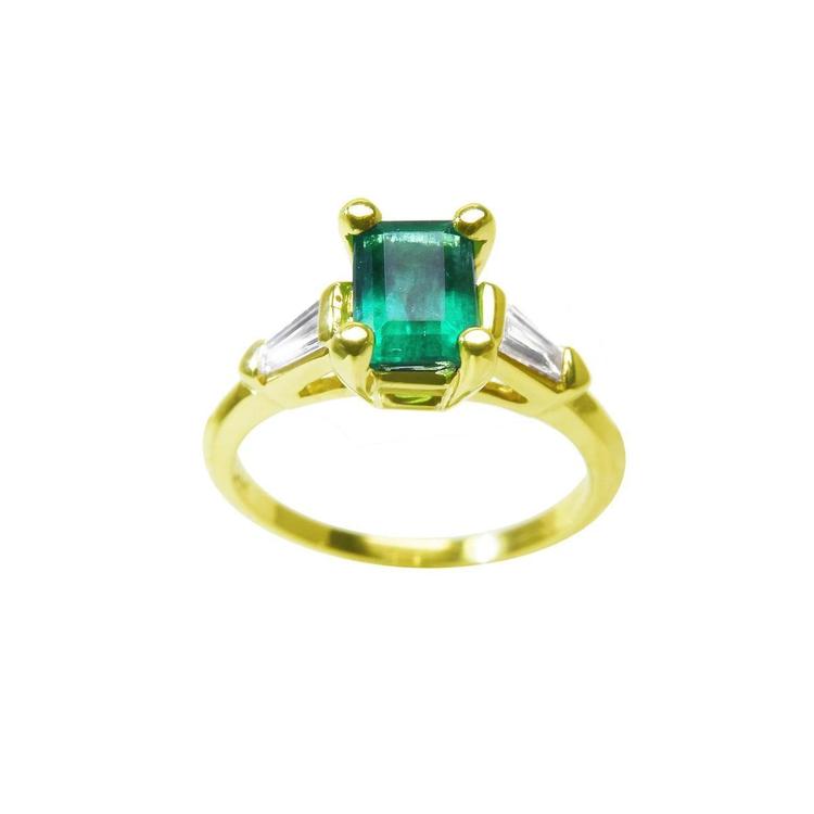 A natural colombian emerald ring with side baguette diamonds, the May's birthstone jewelry.