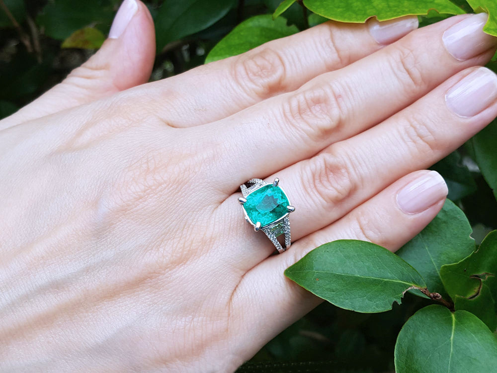 May&#39;s birthstone emerald ring for women