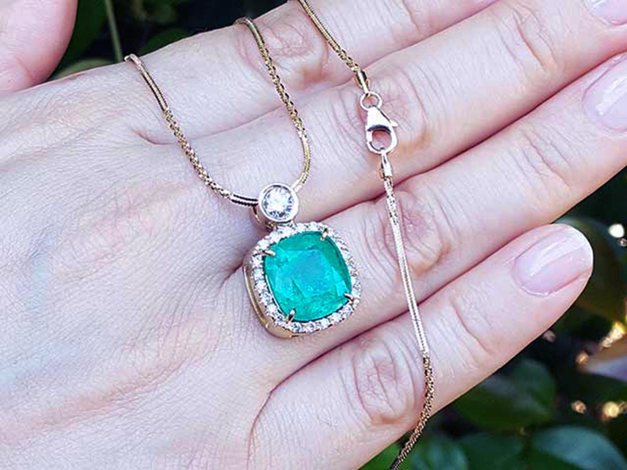 Yellow gold emerald necklace