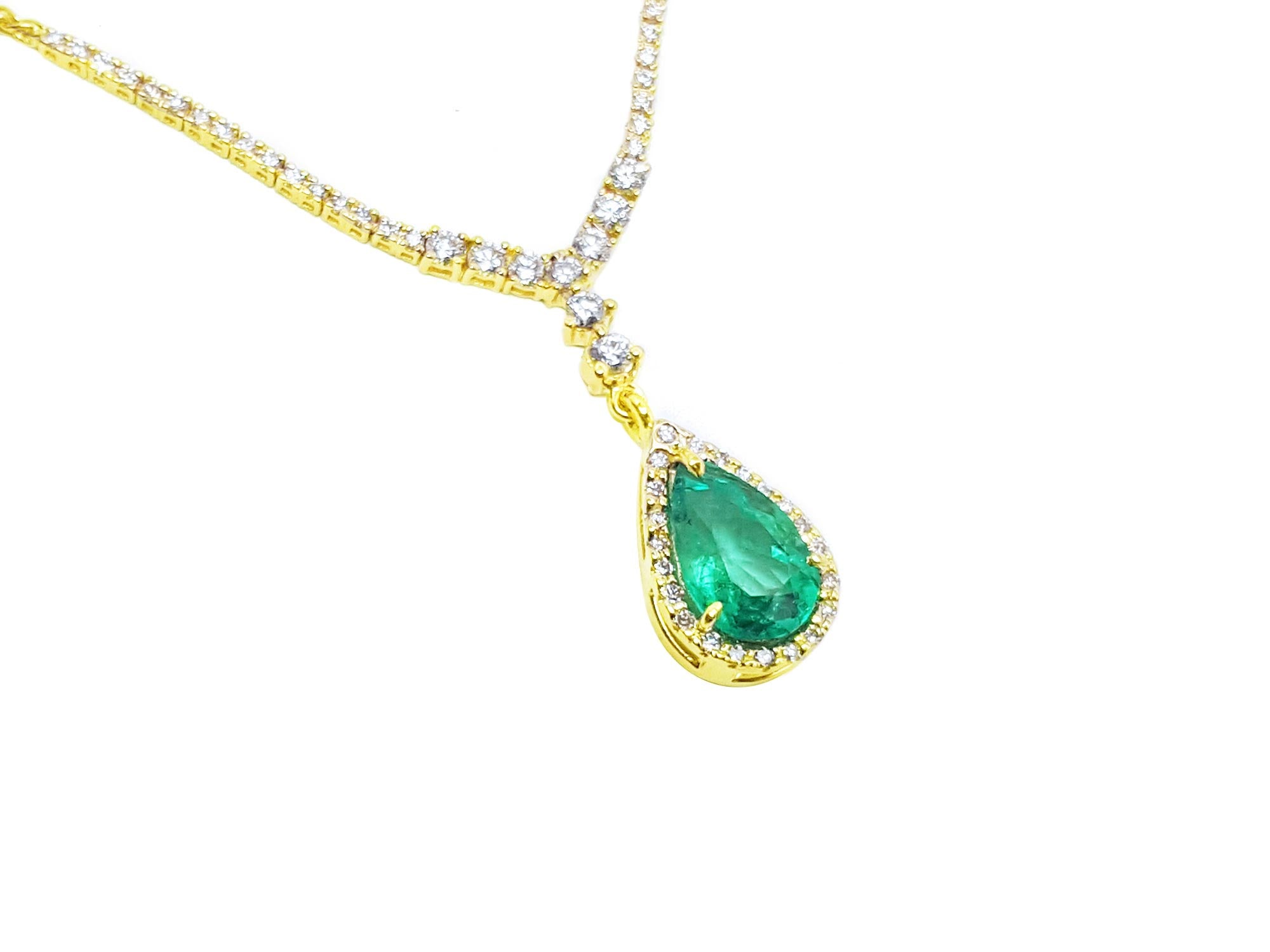 Emerald jewelry necklace