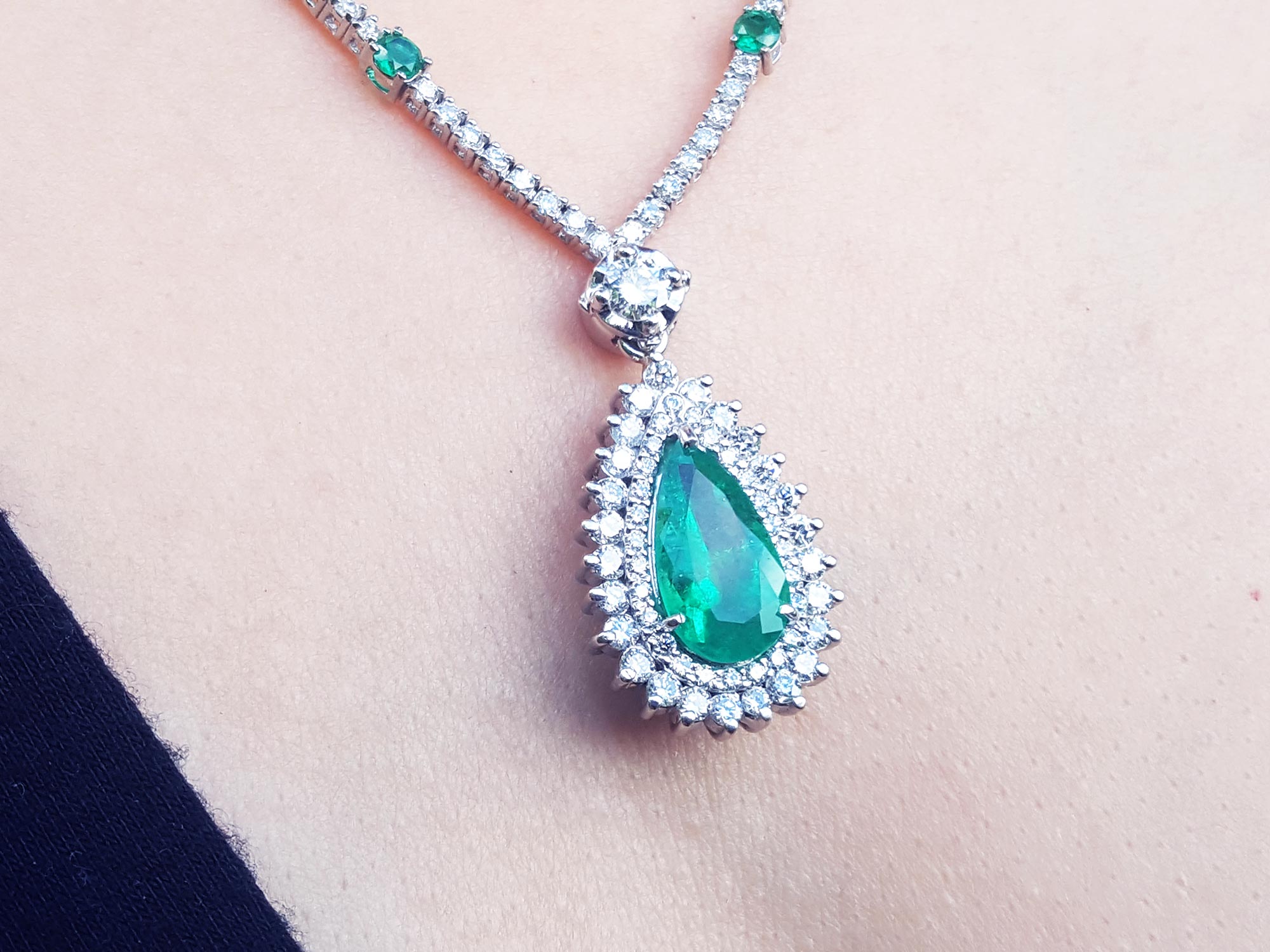 White gold emerald necklace