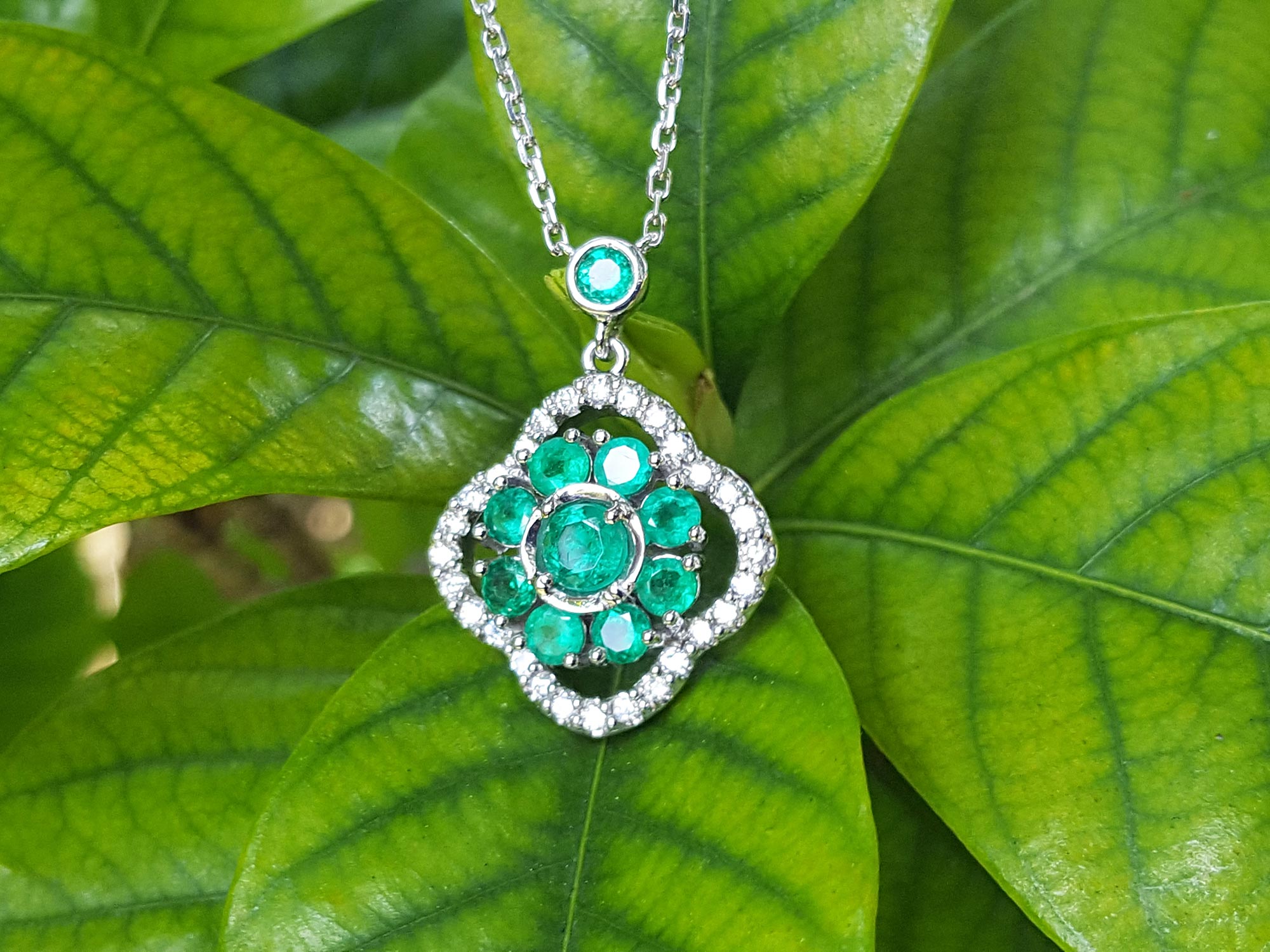 Emerald necklace White gold 