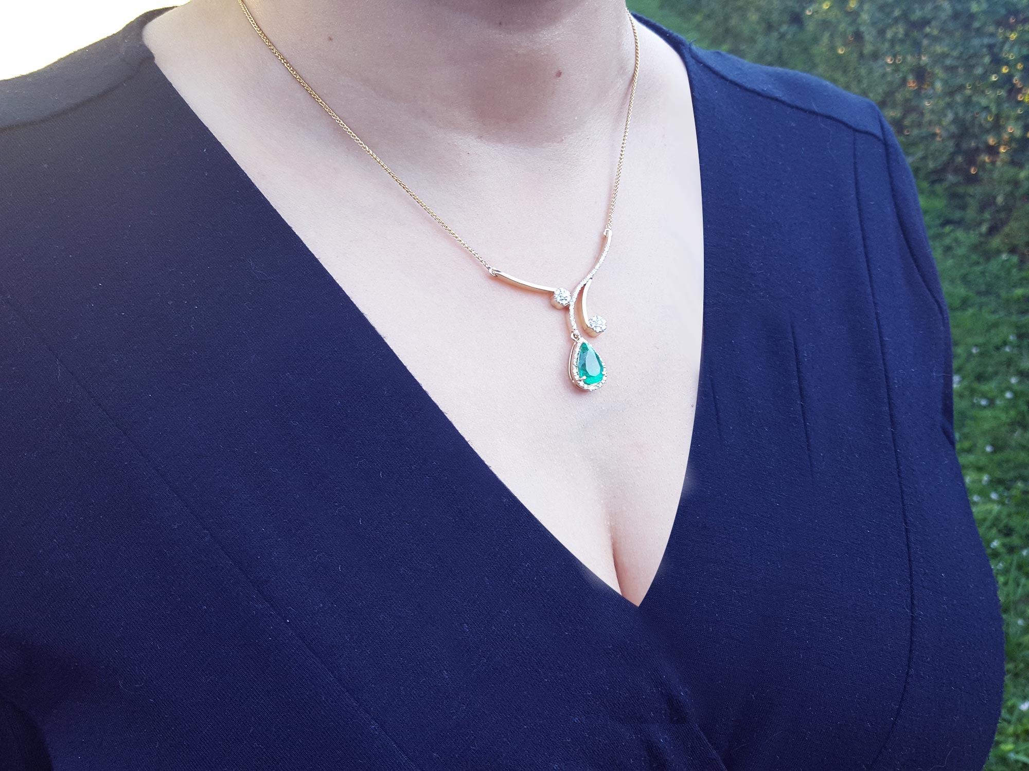 Necklace emerald and diamonds 