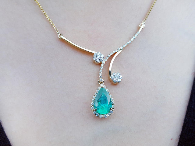 Yellow gold emerald necklace