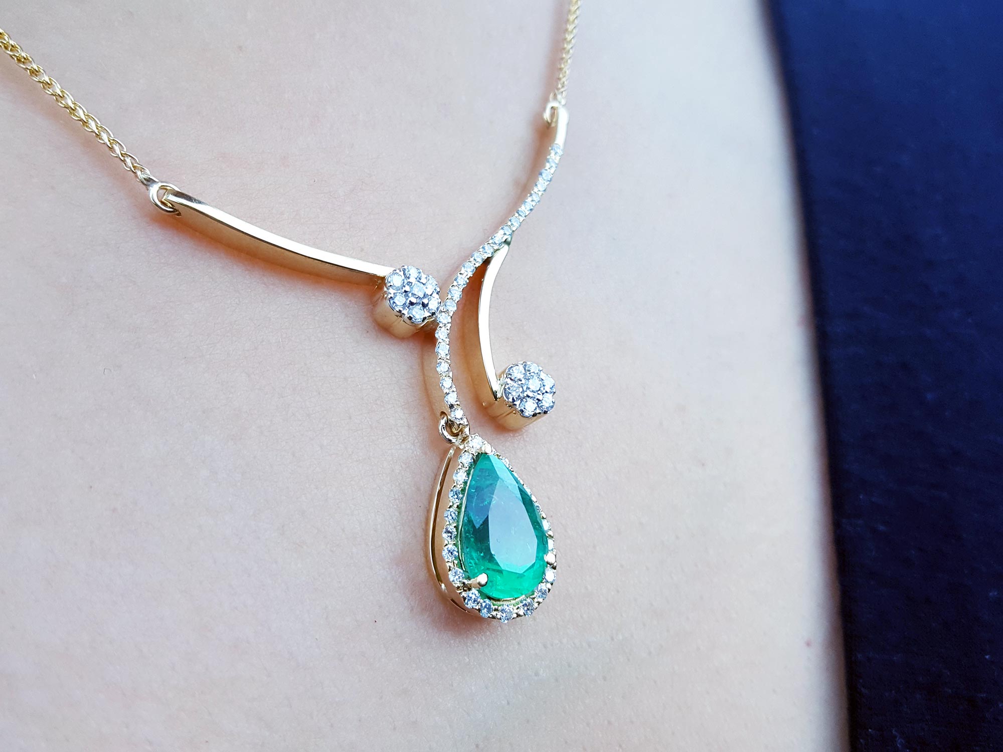 Yellow gold Emerald necklace