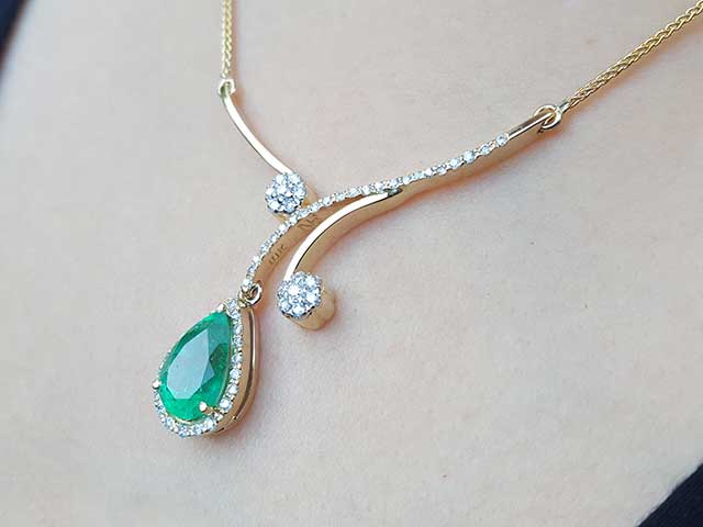 Pear cut necklace and halo diamond
