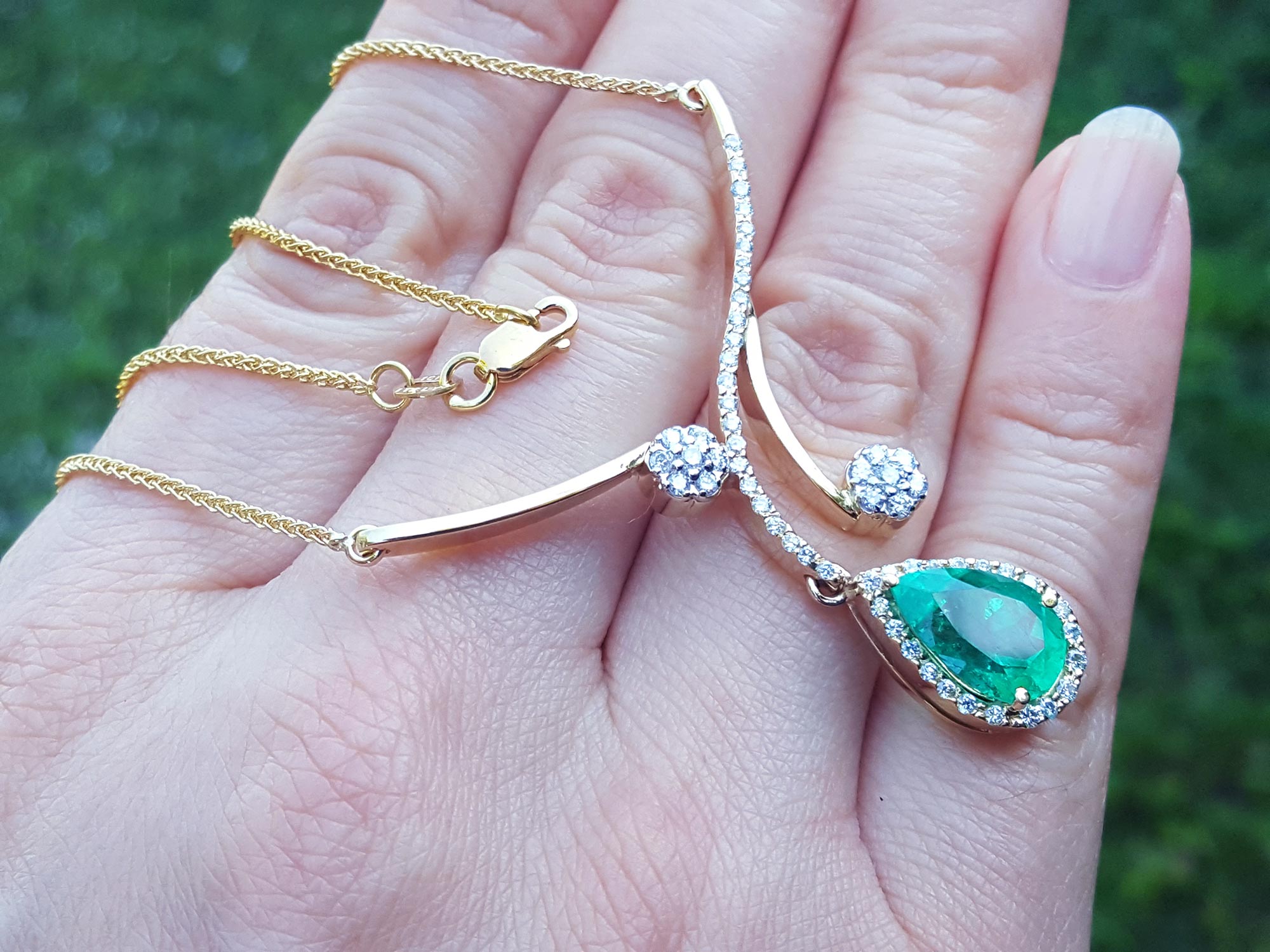 Natural emerald and diamond necklace 
