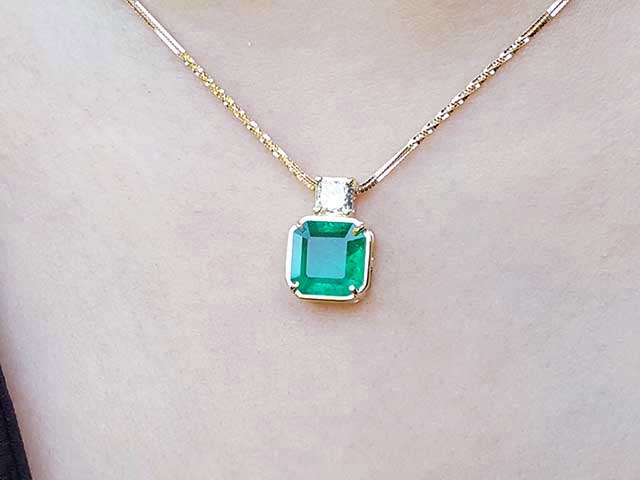 Emerald jewelry gift for mother’s day