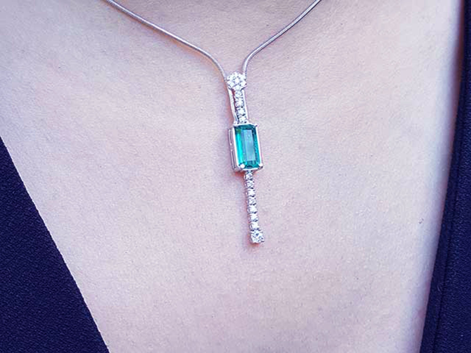 Women&#39;s real emerald necklace