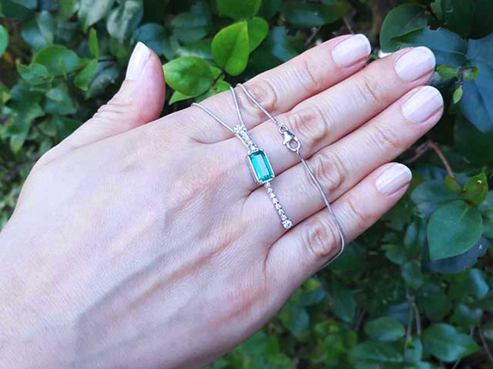 Lariat emerald necklace