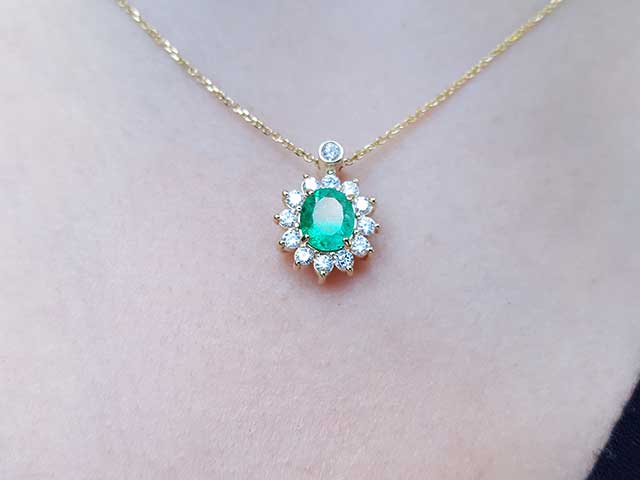 Halo diamonds emerald necklace