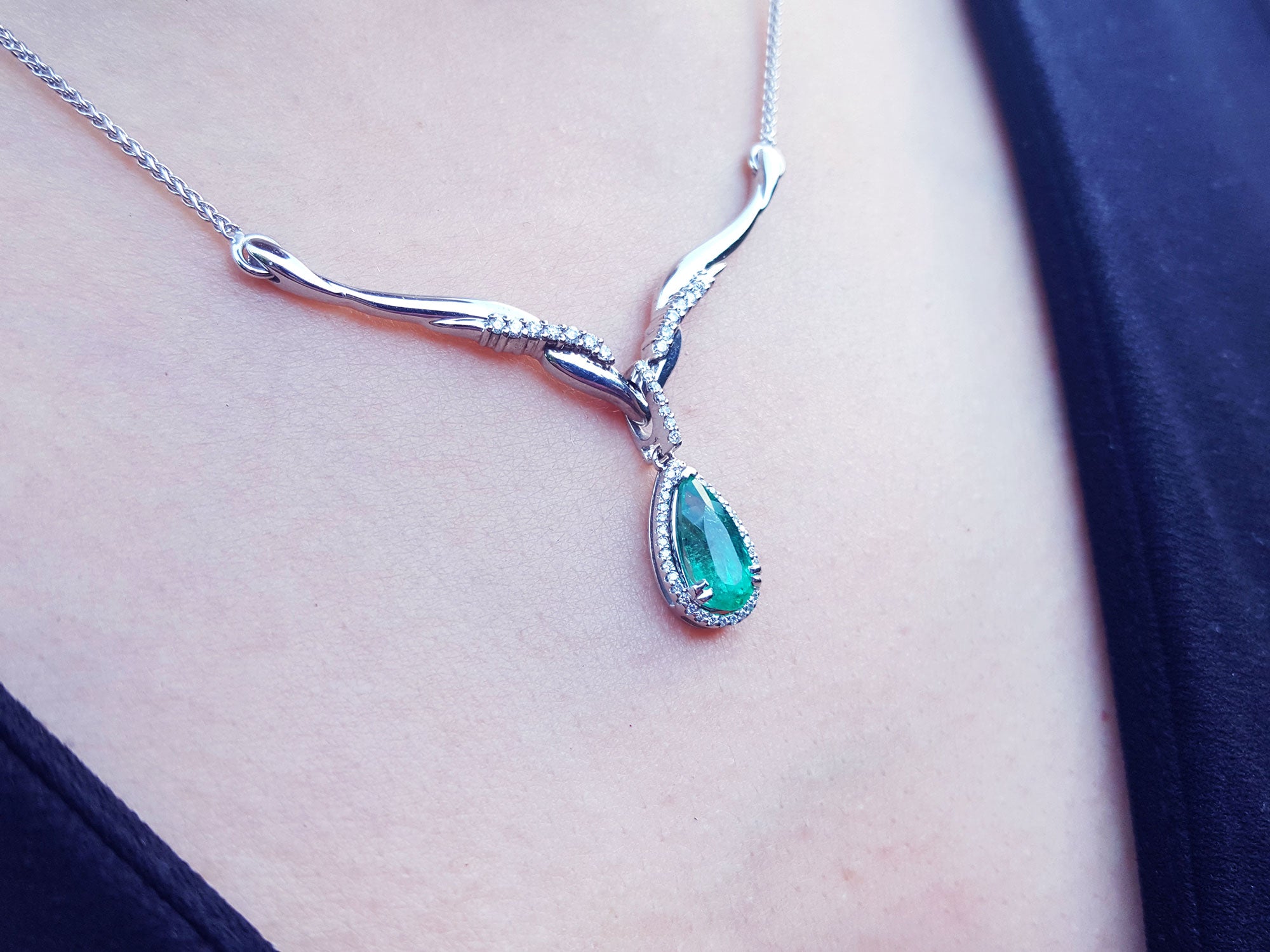 White gold Emerald necklaces