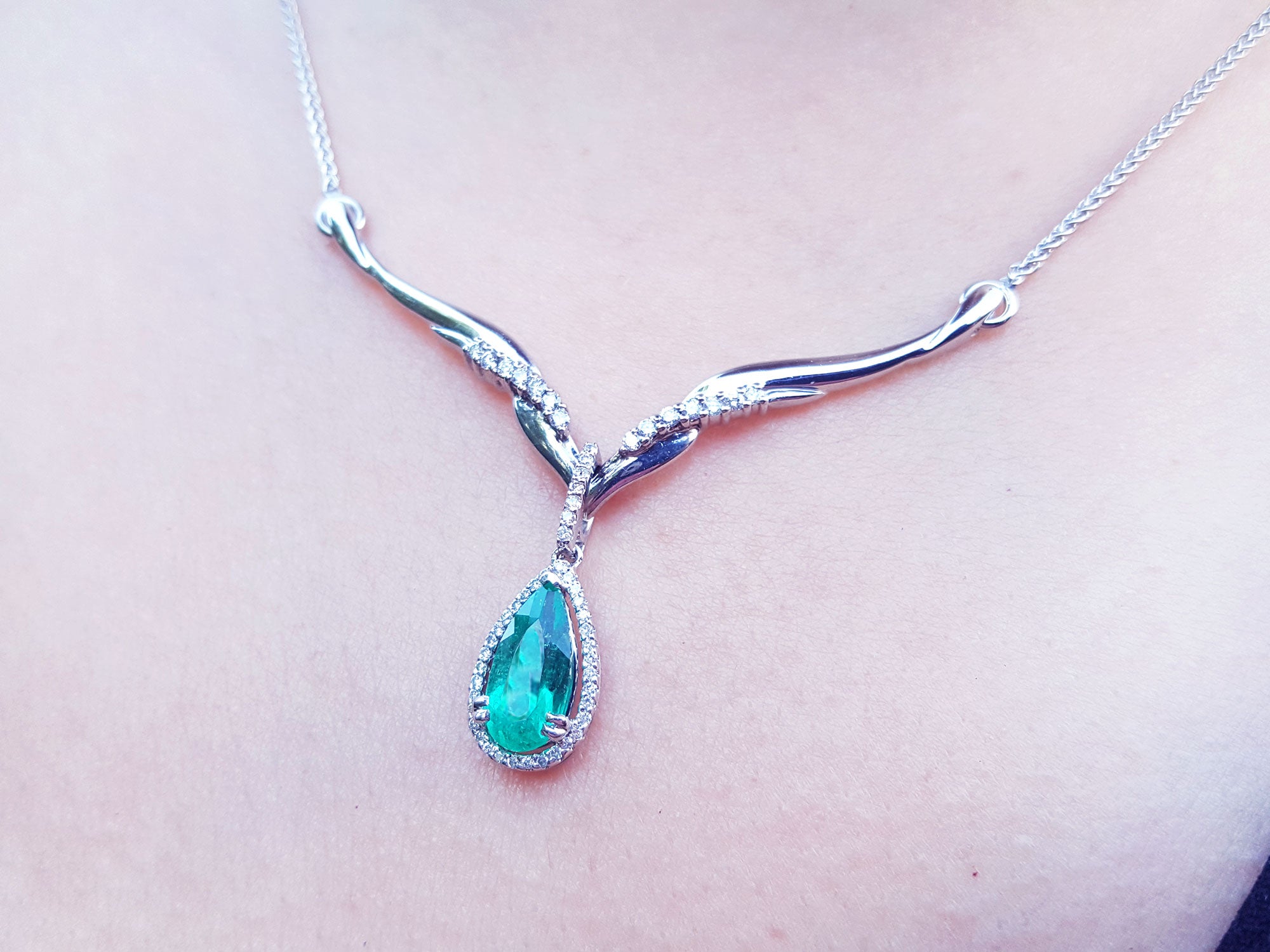 Emerald necklaces for ladies