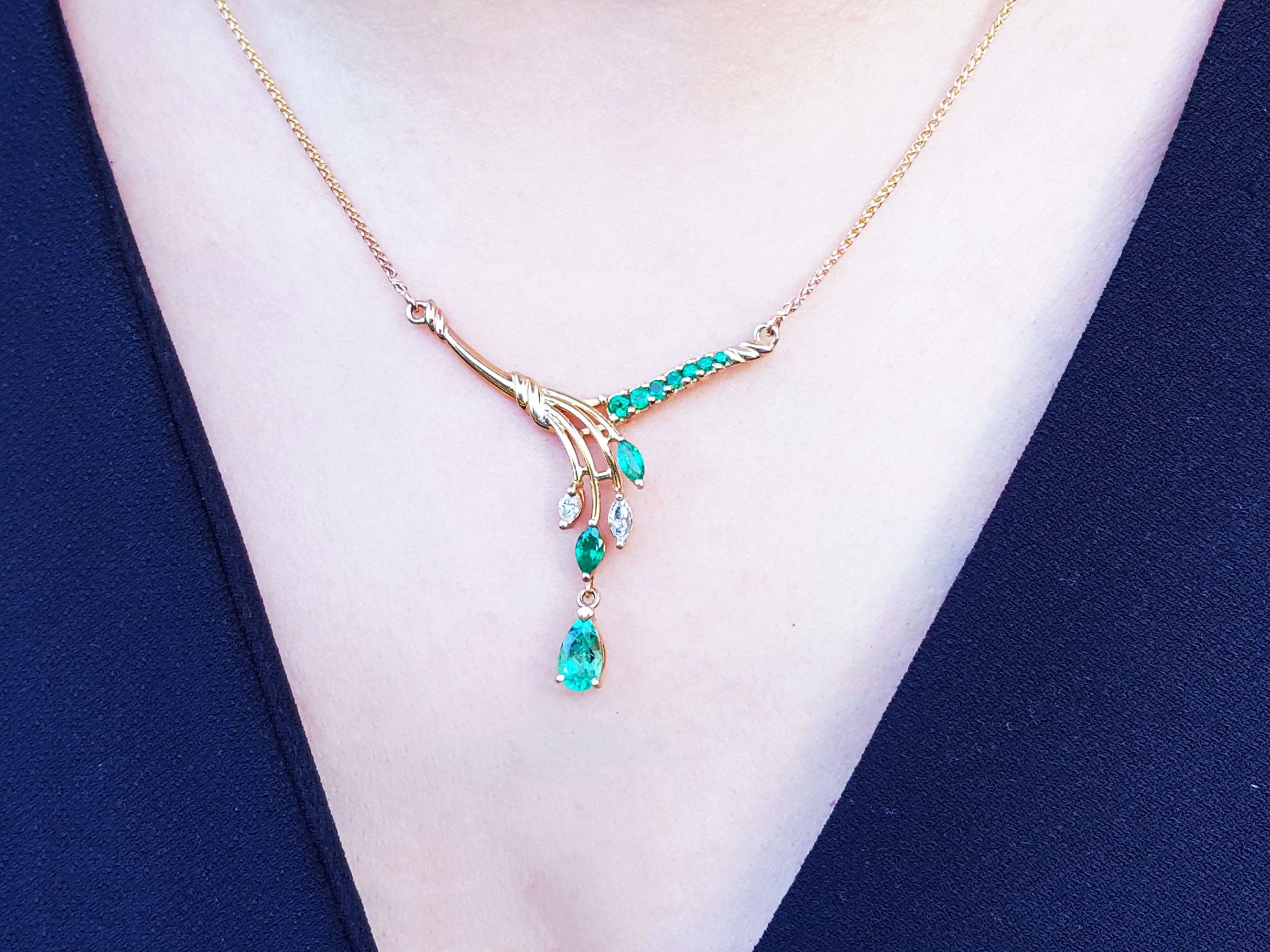 Women&#39;s Emerald necklaces