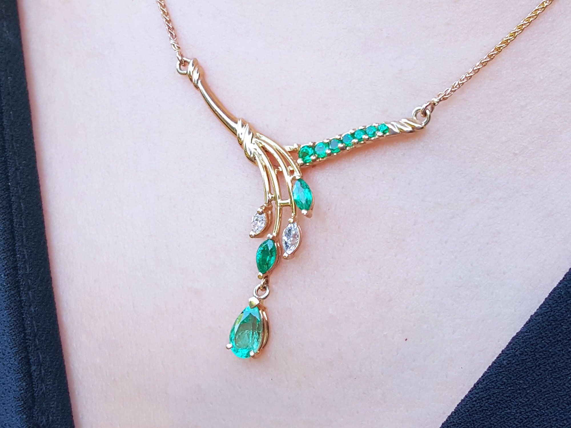 Yellow gold Emerald necklaces