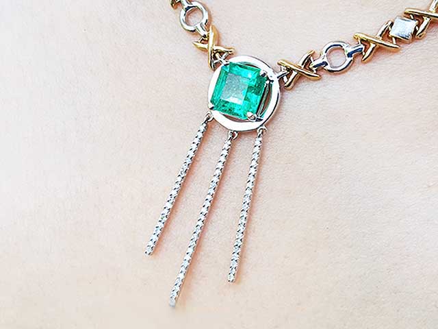 Solid gold Hugs and kisses emerald necklace