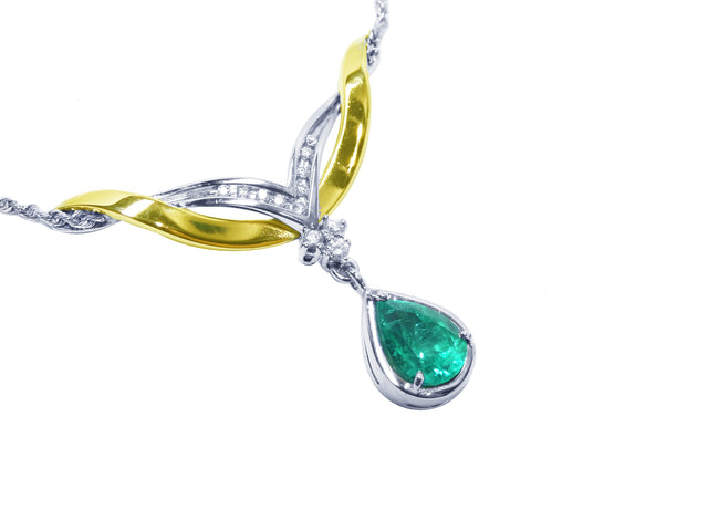 Real emerald oval cut necklace