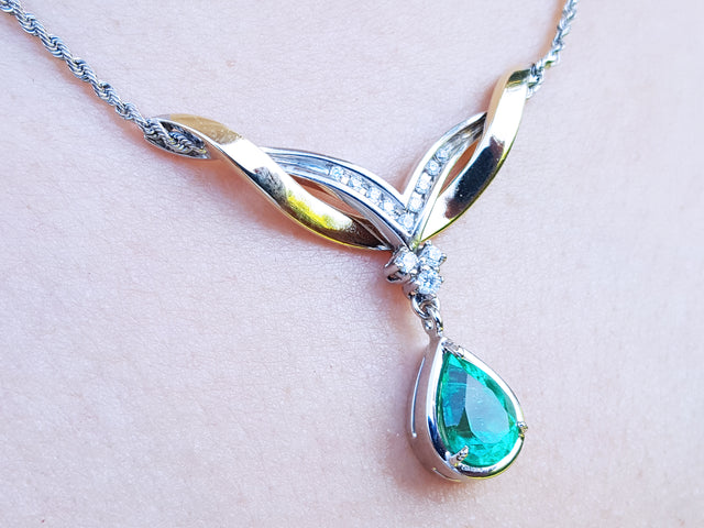 Green fire emerald oval cut necklace