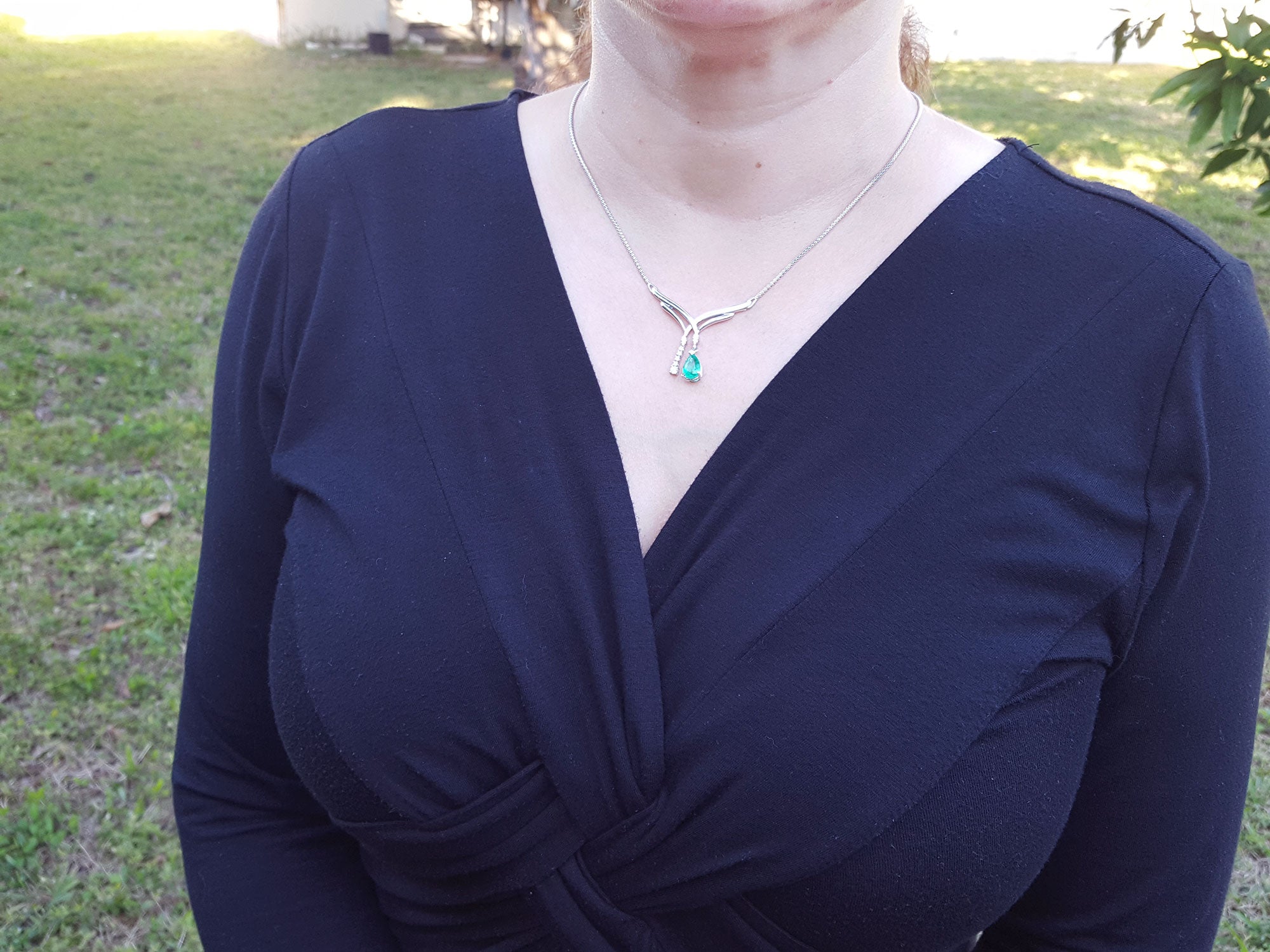 White gold Emerald necklaces for sale