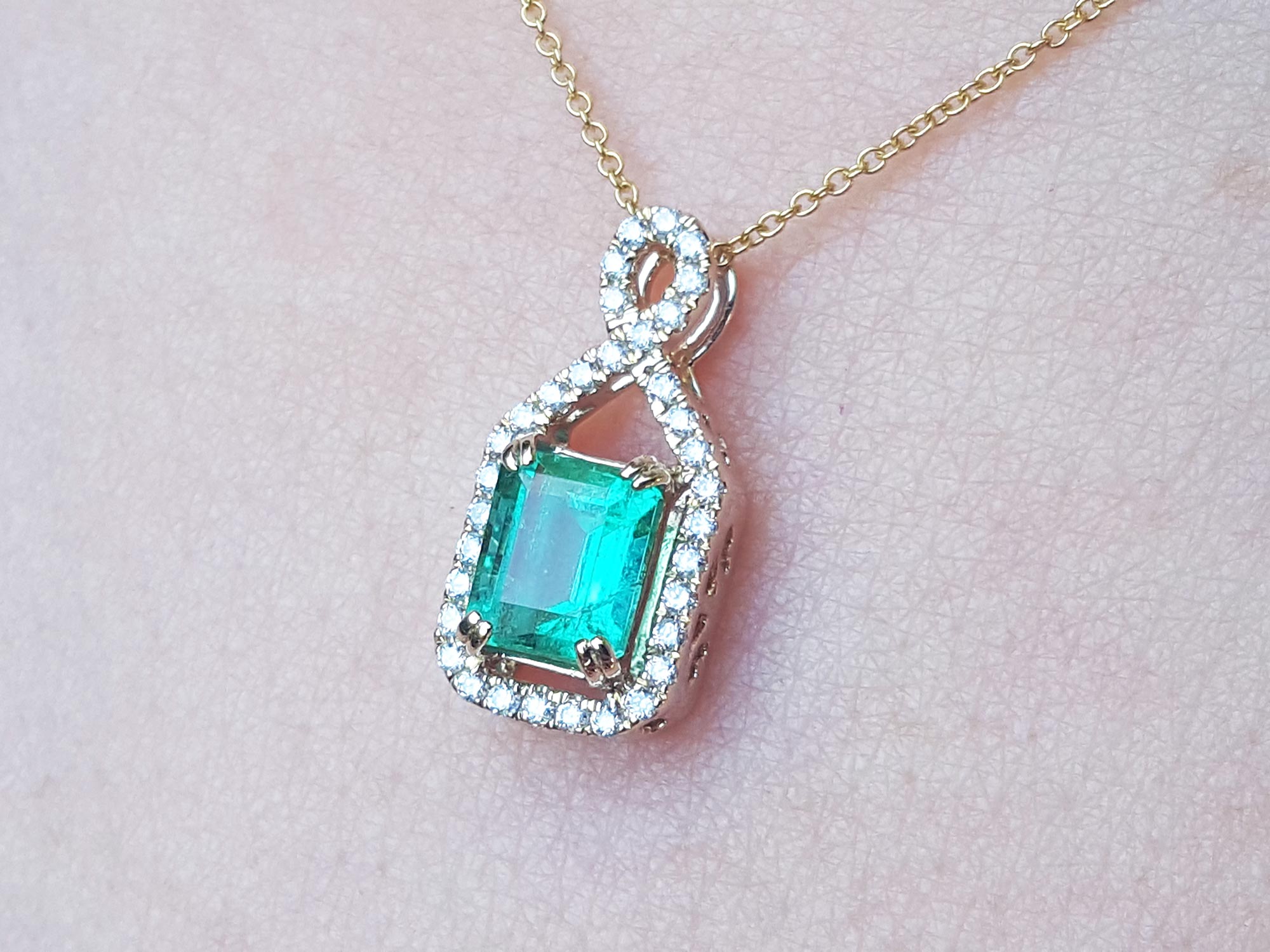 Yellow gold emerald necklace