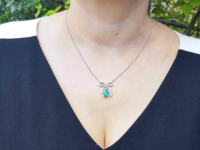 Bow-tie emerald necklace