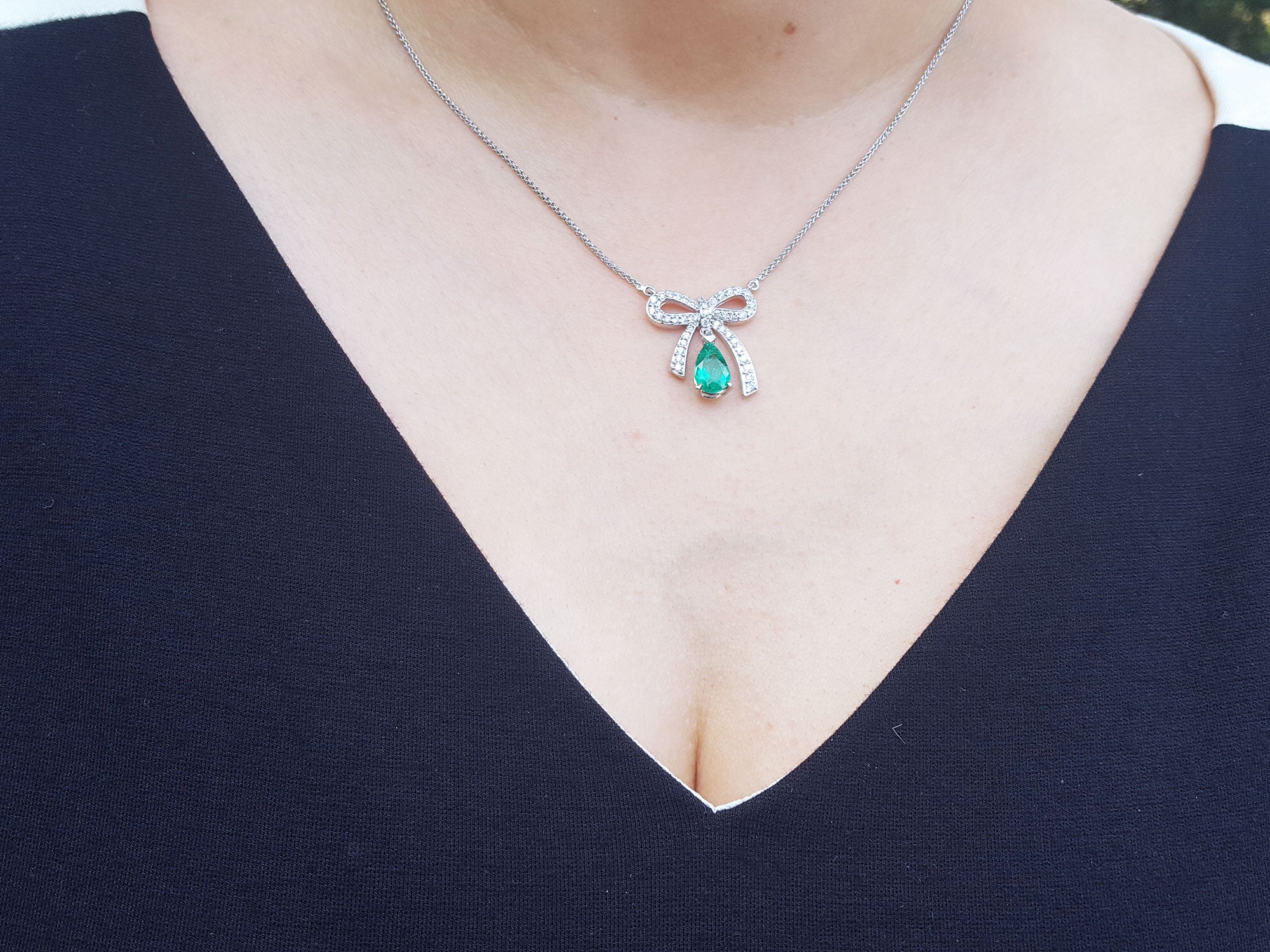 White gold emerald necklace