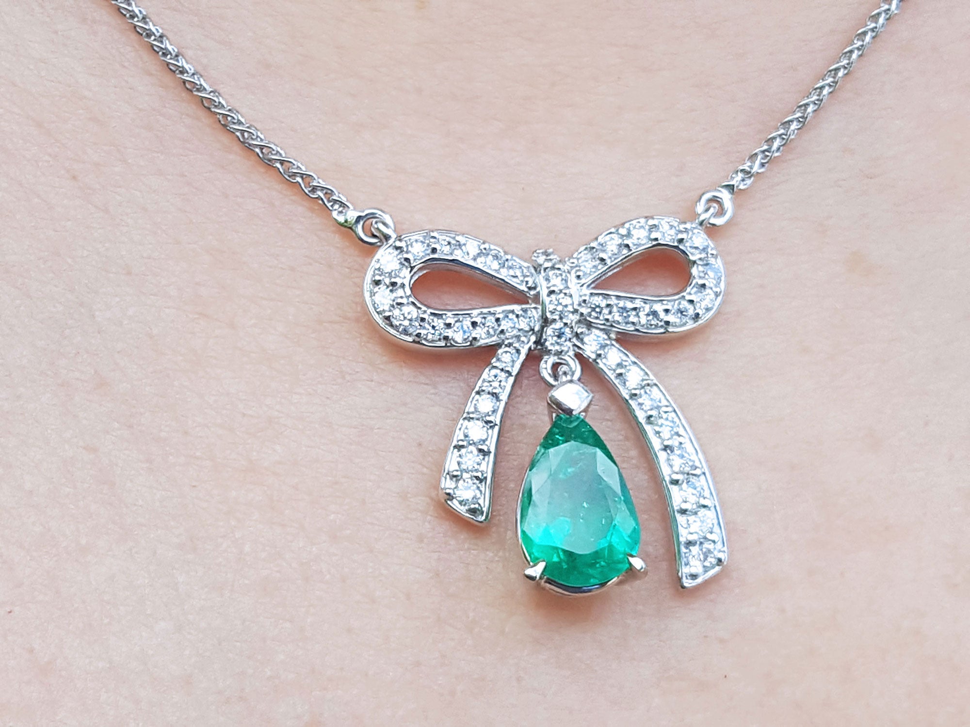 Bow tie emerald necklace white gold