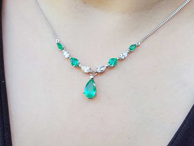 14k gold natural emerald necklace
