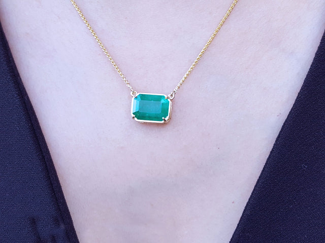 Solitaire emerald necklace