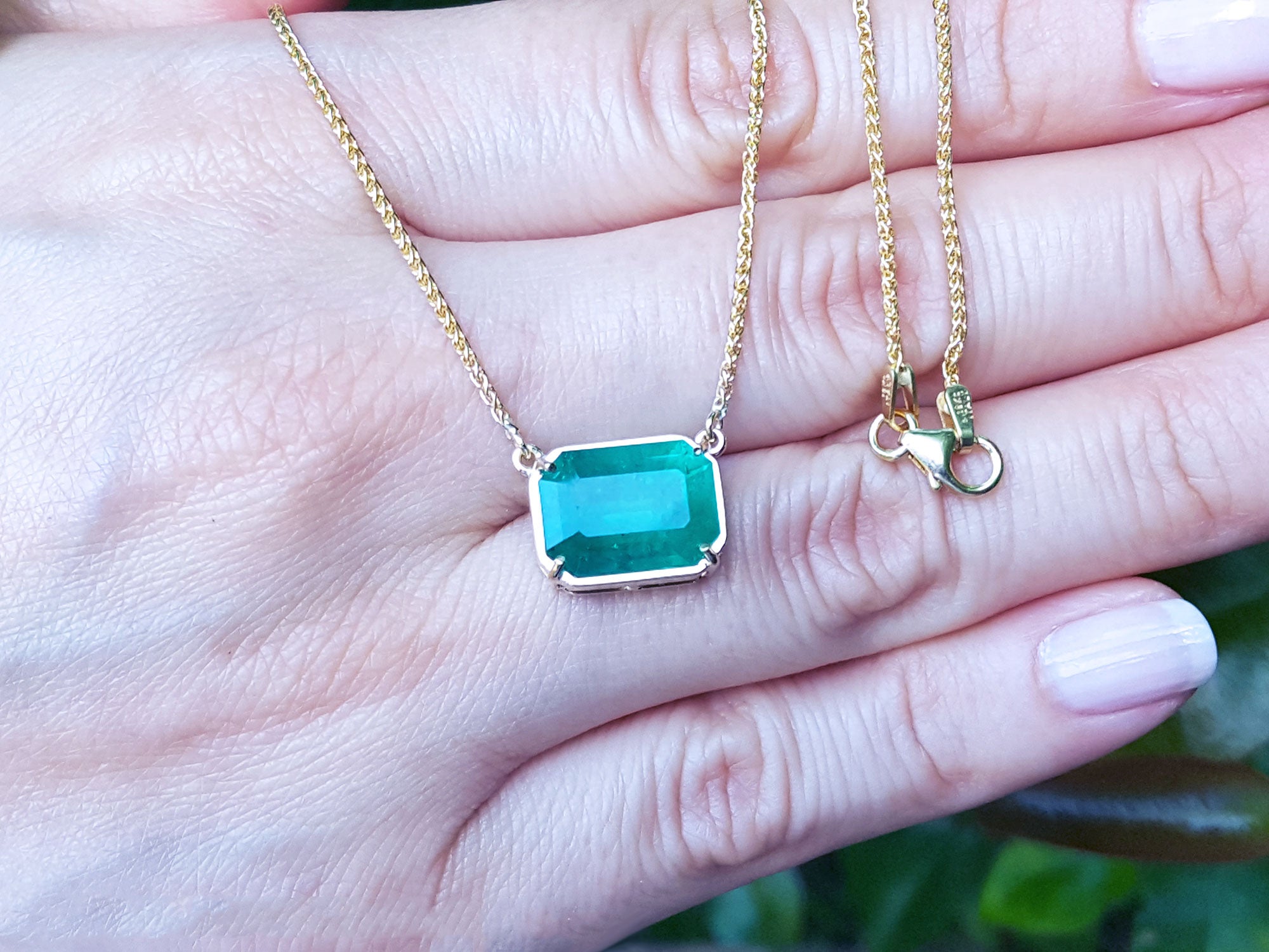 Emerald solitaire necklaces for women